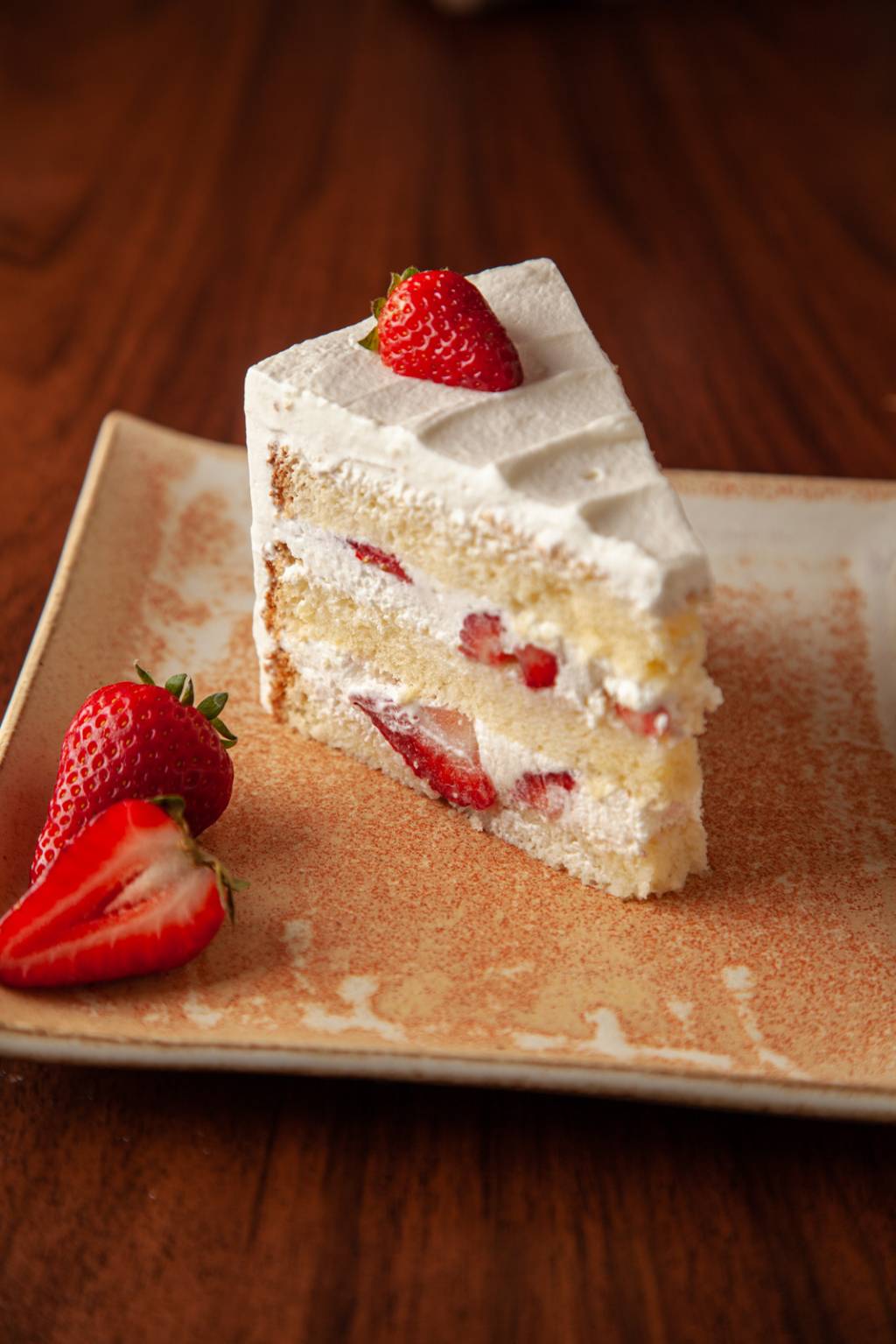 Hanami Confeitaria serve bolo com morango e chantili que ‘flutua’