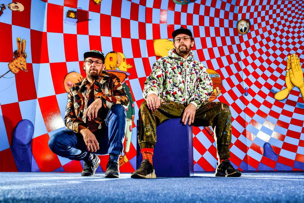 Os bastidores da megaexposição de OSGEMEOS na Pinacoteca