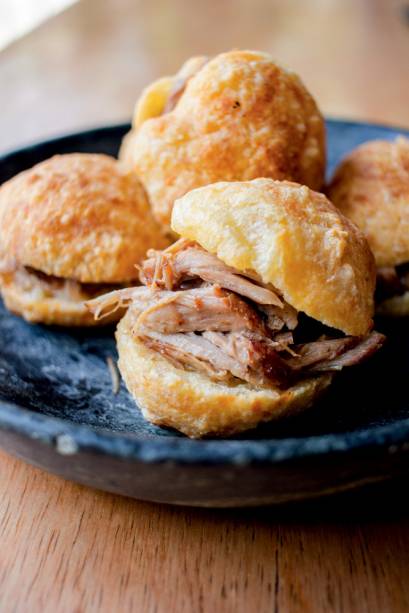 Pão de queijo: com recheio de pernil desfiado