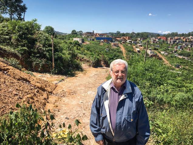 Natalini, durante vistoria a área invadida na Zona Leste, e Sítio Irma, na Zona Sul: até o papa recebeu o relatório Natalini, durante vistoria a área invadida na Zona Leste, e Sítio Irma, na Zona Sul: até o papa recebeu o relatório