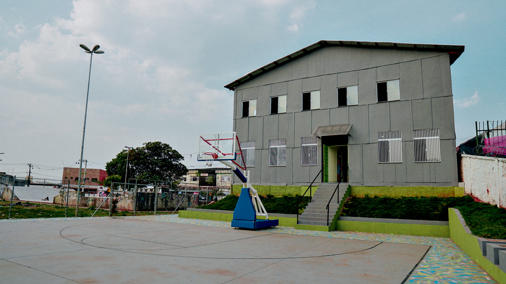 Escola bilíngue na Zona Leste é construída com 2,5 milhões de caixas