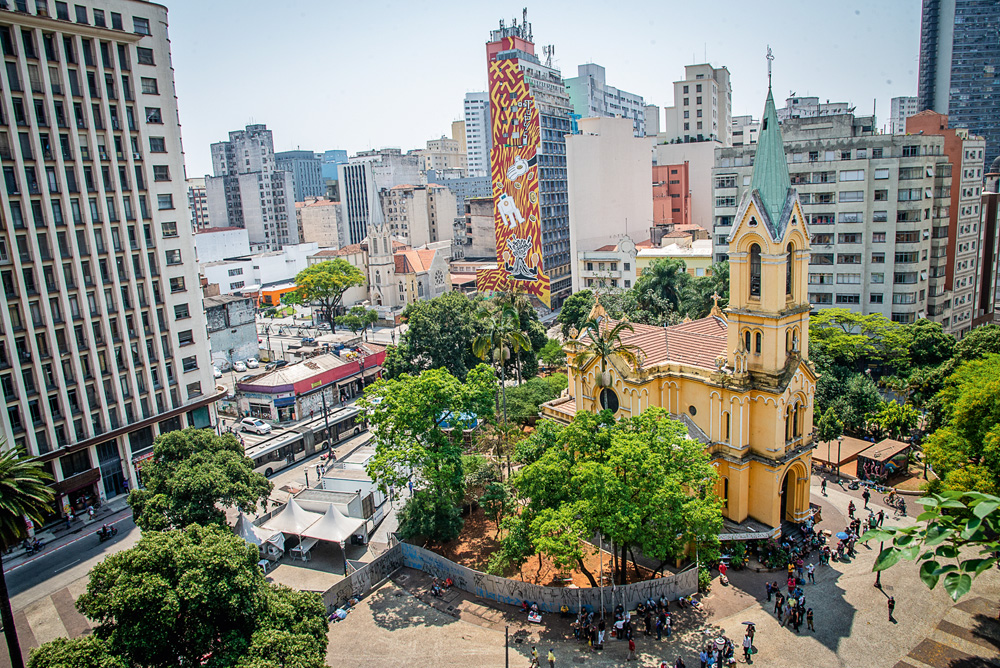 Igreja no Largo do Paissandú sofre com “banheiro a céu aberto”
