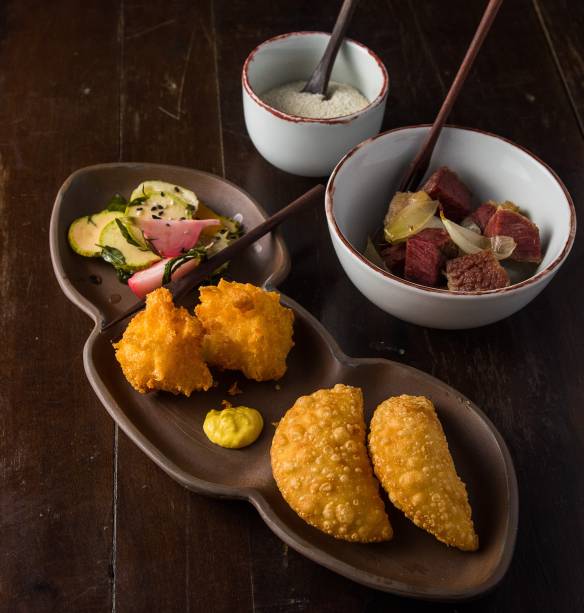 Comissão de frente: mix de pastel de camarão, marinada de vegetais, carne-seca confitada na manteiga de garrafa e bolinho errado ao aioli de pequi