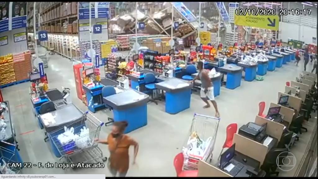 Prateleiras de supermercado desabam e deixam um morto e quatro feridos