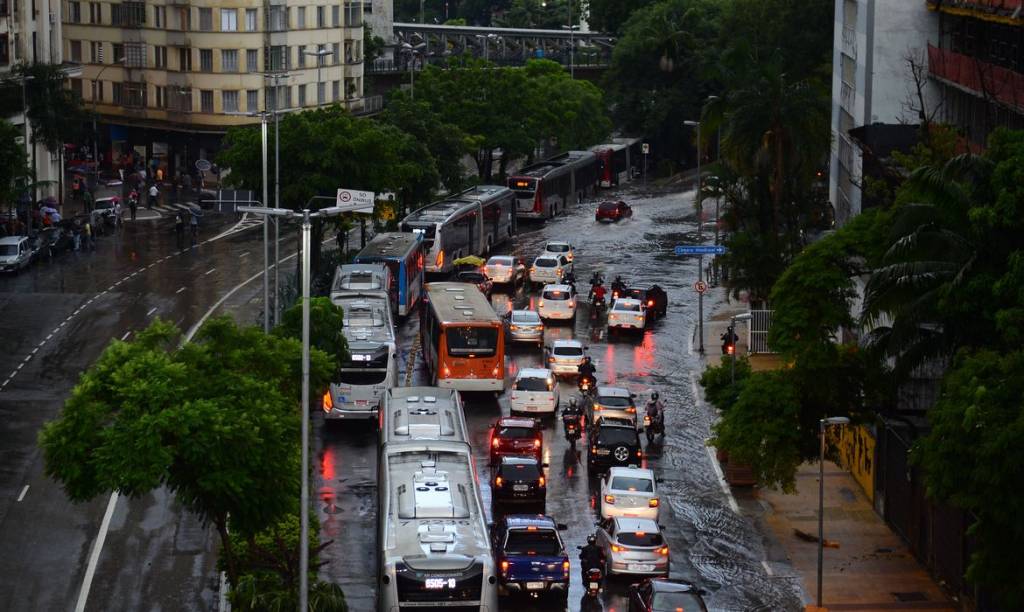 São Paulo entra em estado de atenção por risco de alagamentos; confira a previsão do tempo