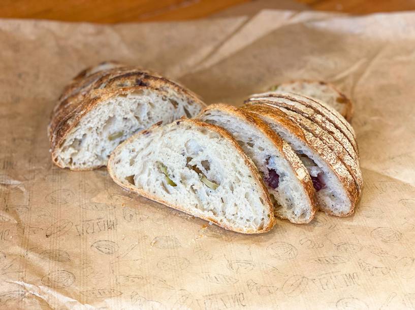 Pão rústico: feito com azeitonas verde e preta Pão rústico: feito com azeitonas verde e preta