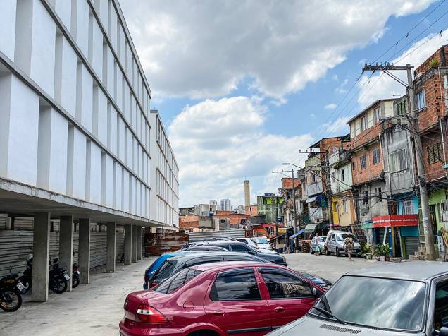 O contraste dos prédios novos com a antiga favela: obra iniciada em 2011 O contraste dos prédios novos com a antiga favela: obra iniciada em 2011