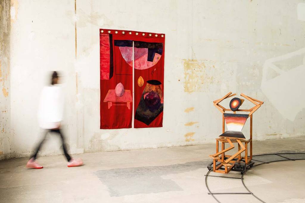 Exposição de Ana Mazzei flerta com a história sem entregar obras literais