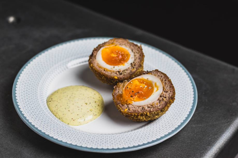 Bolovo: petisco é servido com a maionese da casa Bolovo: petisco é servido com a maionese da casa