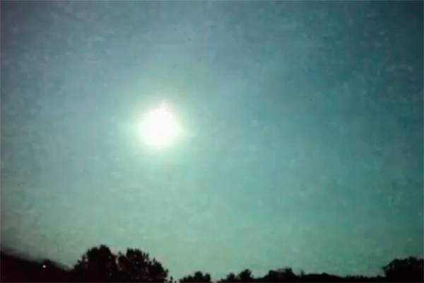 Vídeo mostra meteoro com brilho intenso atravessando o céu na região Sul