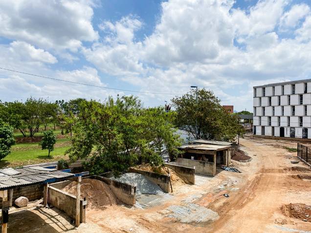 Canteiro de obras: conjunto habitacional em construção desde 2011 Canteiro de obras: conjunto habitacional em construção desde 2011