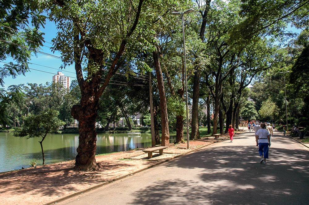 1971_visitantes-no-parque-da-aclimacao Imagem mostra pessoas andando no parque