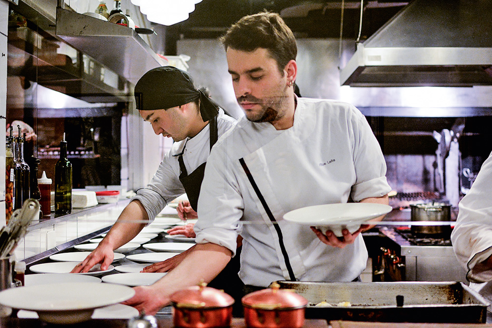 Filipe Leite O chef Filipe Leite montando um prao na cozinha.