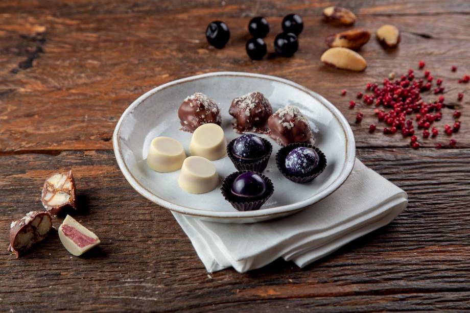 Bombons: jabuticaba (roxo), morango com pimenta-rosa e castanha-do-pará com caramelo