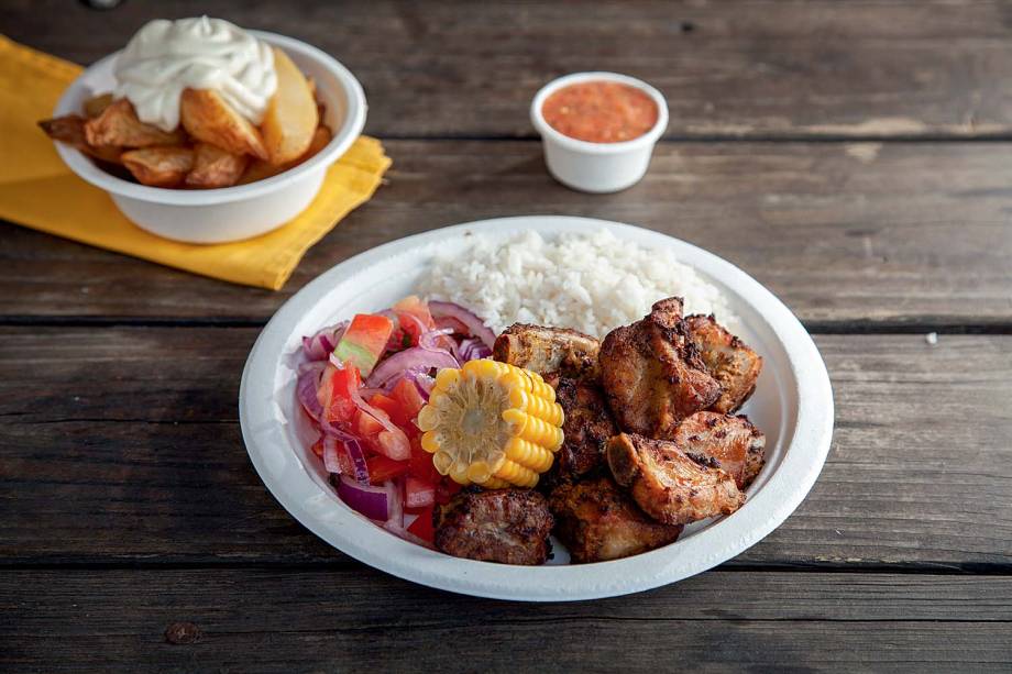 Pê-efe: costelinha suína, arroz, vinagrete, milho e um acompanhamento de batata Pê-efe: costelinha suína, arroz, vinagrete, milho e um acompanhamento de batata