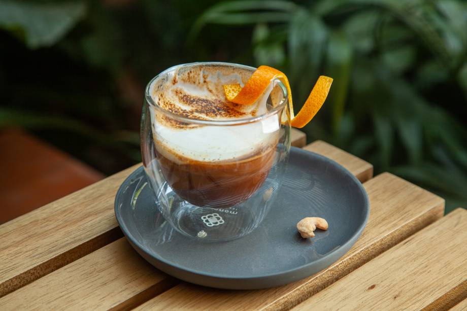 Oriente: expresso com chocolate branco derretido, gengibre, cardamomo, laranja e marshmallow