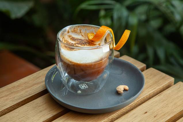 Oriente: expresso com chocolate branco derretido, gengibre, cardamomo, laranja e marshmallow Oriente: expresso com chocolate branco derretido, gengibre, cardamomo, laranja e marshmallow
