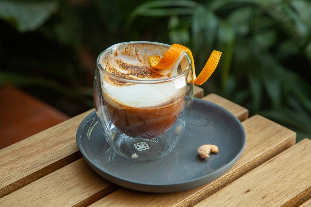 Oriente: expresso com chocolate branco derretido, gengibre, cardamomo, laranja e marshmallow Oriente: expresso com chocolate branco derretido, gengibre, cardamomo, laranja e marshmallow
