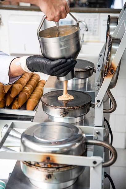 Casquinha em quatro passos: 1. A mistura de farinha de trigo,clara de ovo, açúcar e manteiga édespejada sobre a chapa quente Casquinha em quatro passos: 1. A mistura de farinha de trigo,clara de ovo, açúcar e manteiga édespejada sobre a chapa quente