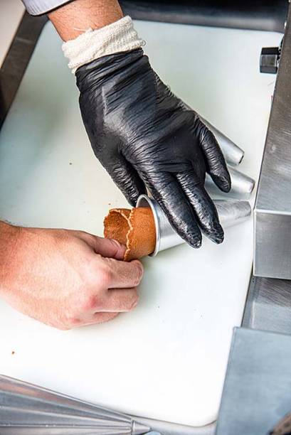 Casquinha em quatro passos: 4. Espera-se esfriar até que esteja firme e crocante Casquinha em quatro passos: 4. Espera-se esfriar até que esteja firme e crocante