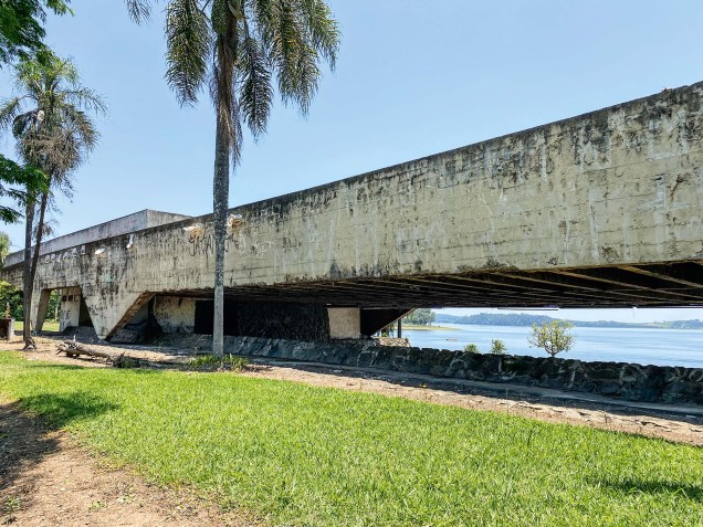 Tombada em 2002, a antiga garagem de barcos est&aacute; sem uso h&aacute; trinta anos