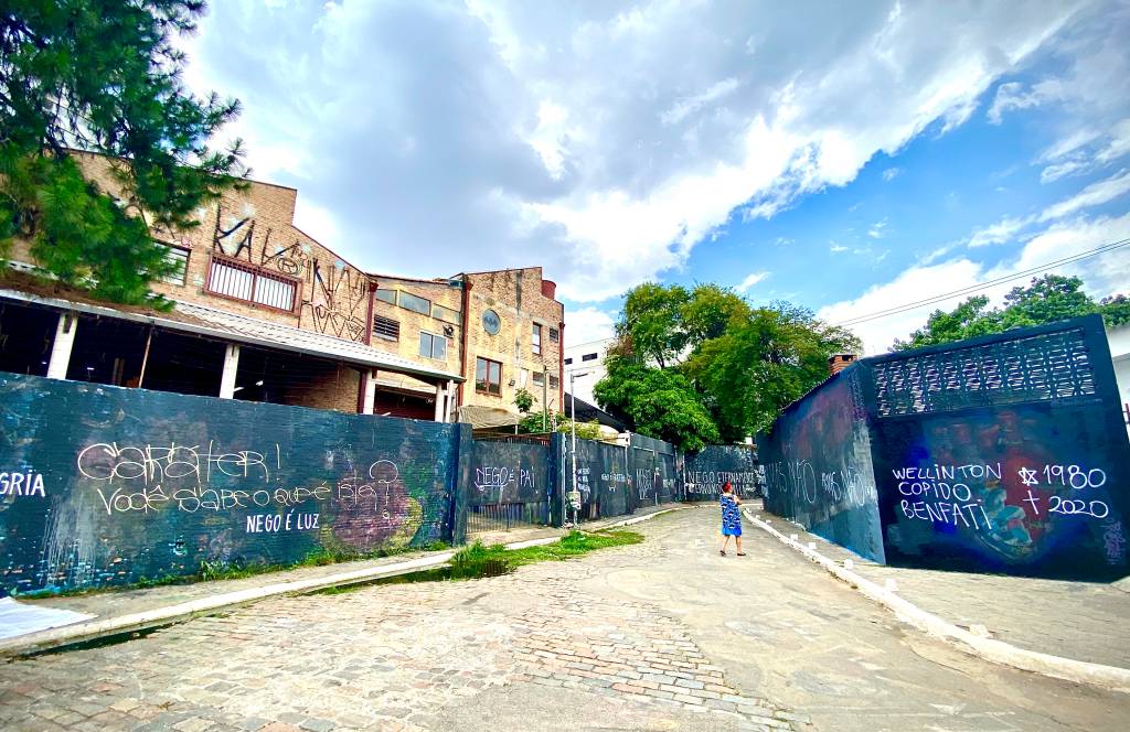 Luto e protesto: Beco do Batman é pintado de preto após PM matar artista