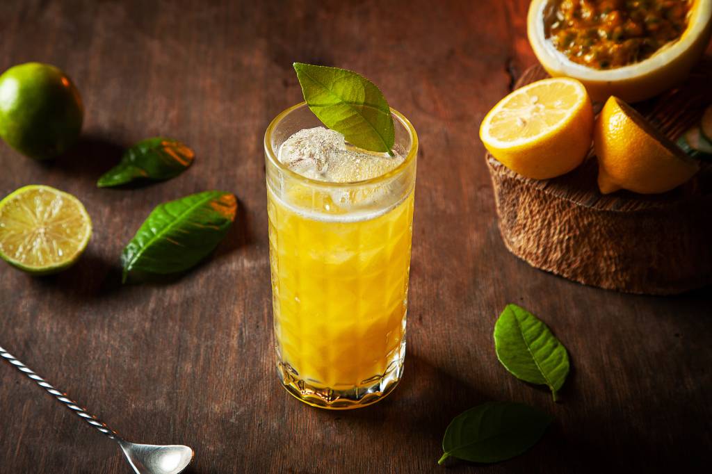 Drinque surpreendente de gim é preparado no Guarita Bar