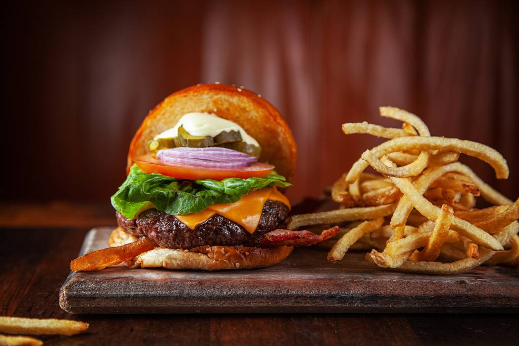 Com salão minúsculo, Holy Burger serve um cheese salada matador