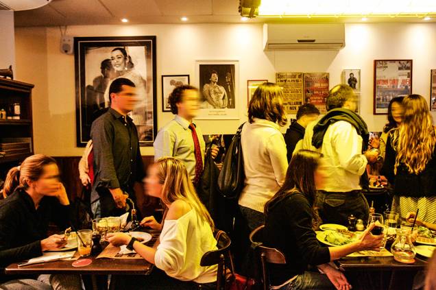 Restaurantes e casas de shows lotados: redação usou trenas para comprovar que havia cada vez menos espaço e privacidade para os paulistanos Restaurantes e casas de shows lotados: redação usou trenas para comprovar que havia cada vez menos espaço e privacidade para os paulistanos