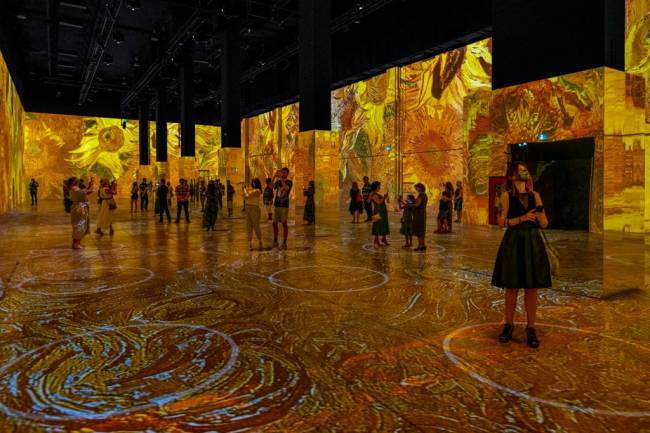 Van-Gogh-Opening-2.-Courtesy-of-Immersive-Van-Gogh-scaled