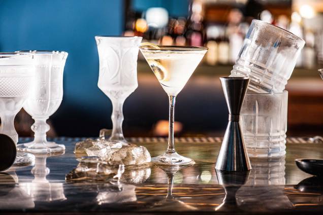 Self starter, uma das grandes misturas servidas no bar, em taças e copos previamente resfriados Self starter, uma das grandes misturas servidas no bar, em taças e copos previamente resfriados