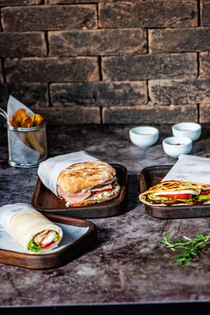 Tramezzino de atum, piadine de abobrinha, panini de mortadela com queijo de cabra e batata frita