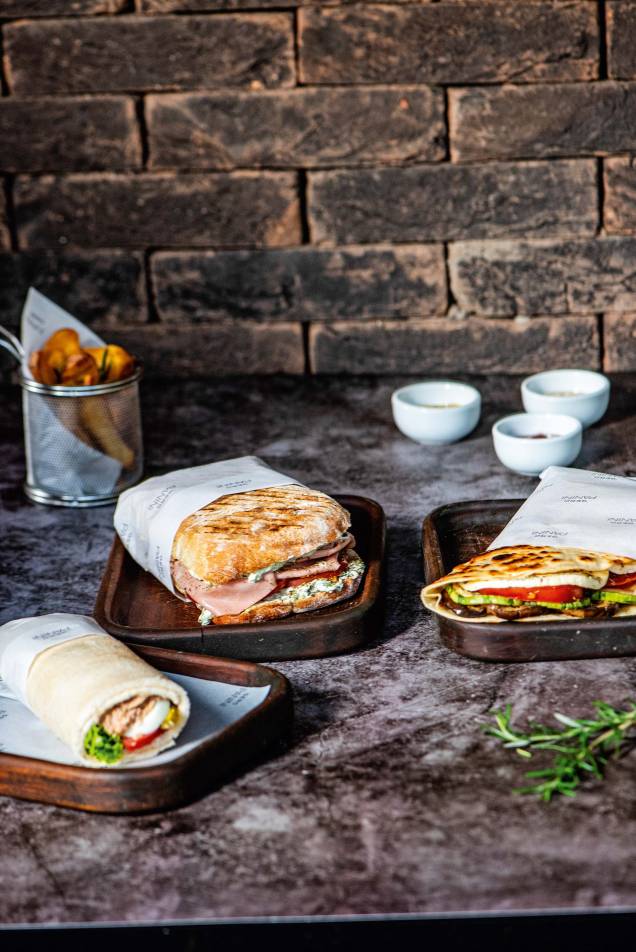Tramezzino de atum, piadine de abobrinha, panini de mortadela com queijo de cabra e batata frita Tramezzino de atum, piadine de abobrinha, panini de mortadela com queijo de cabra e batata frita
