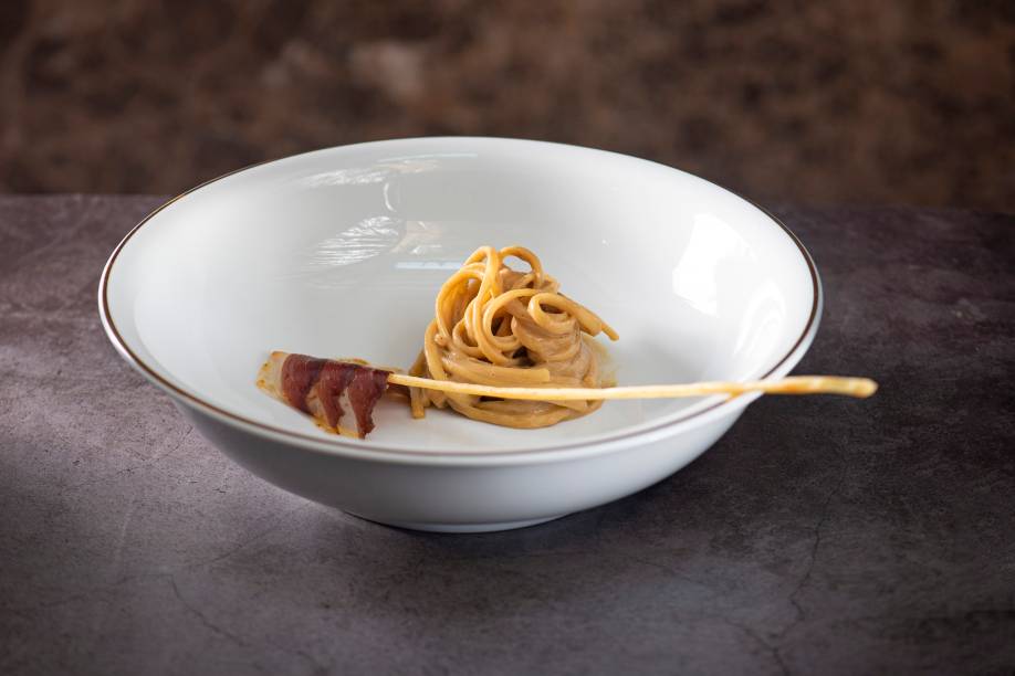 Linguine besuntadoem emulsão de patoe tucupi Linguine besuntadoem emulsão de patoe tucupi