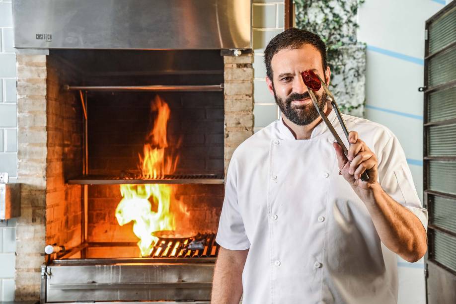 No salão, o cozinheiro expede agora pratos preparados na grelha