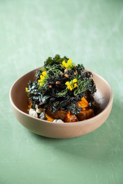 A abóbora assada com couve e queijo azul traz uma explosão de sabor A abóbora assada com couve e queijo azul traz uma explosão de sabor