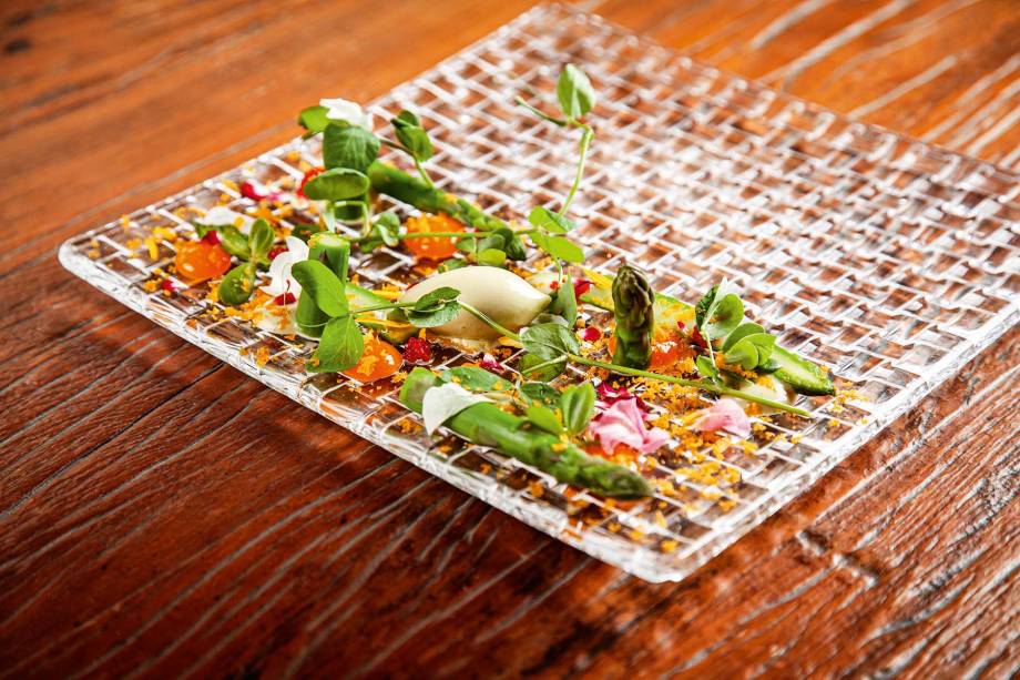 Aspargo e ovas: combinação da hortaliça fresca, um sorvete feito com ela, ovas de truta, bottarga e gema caipira curada com brotos e flores Aspargo e ovas: combinação da hortaliça fresca, um sorvete feito com ela, ovas de truta, bottarga e gema caipira curada com brotos e flores