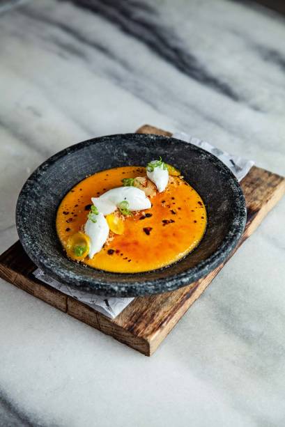 Creme brûlé de mandioquinha com minicebola Creme brûlé de mandioquinha com minicebola