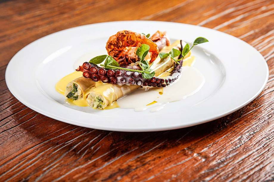 O canelone de peixe com alho-poró: molho de açafrão é coroado de camarão, polvo e lula, todos grelhados O canelone de peixe com alho-poró: molho de açafrão é coroado de camarão, polvo e lula, todos grelhados