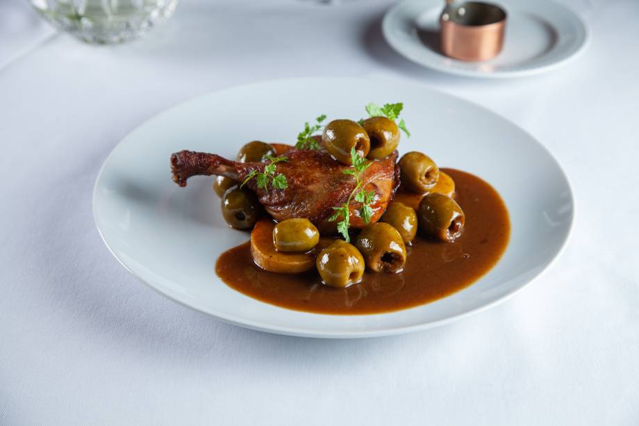 Coxa de pato braseada: com azeitonas e batatas Coxa de pato braseada: com azeitonas e batatas