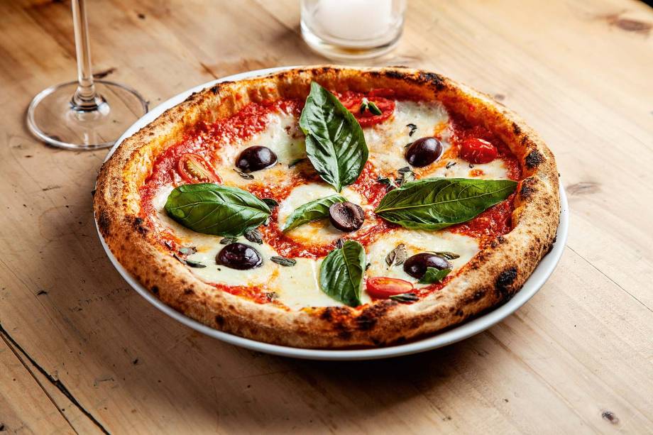 Margherita da casa: molho de tomate, muçarela e folhas de manjericão com o acréscimo de parmesão Margherita da casa: molho de tomate, muçarela e folhas de manjericão com o acréscimo de parmesão