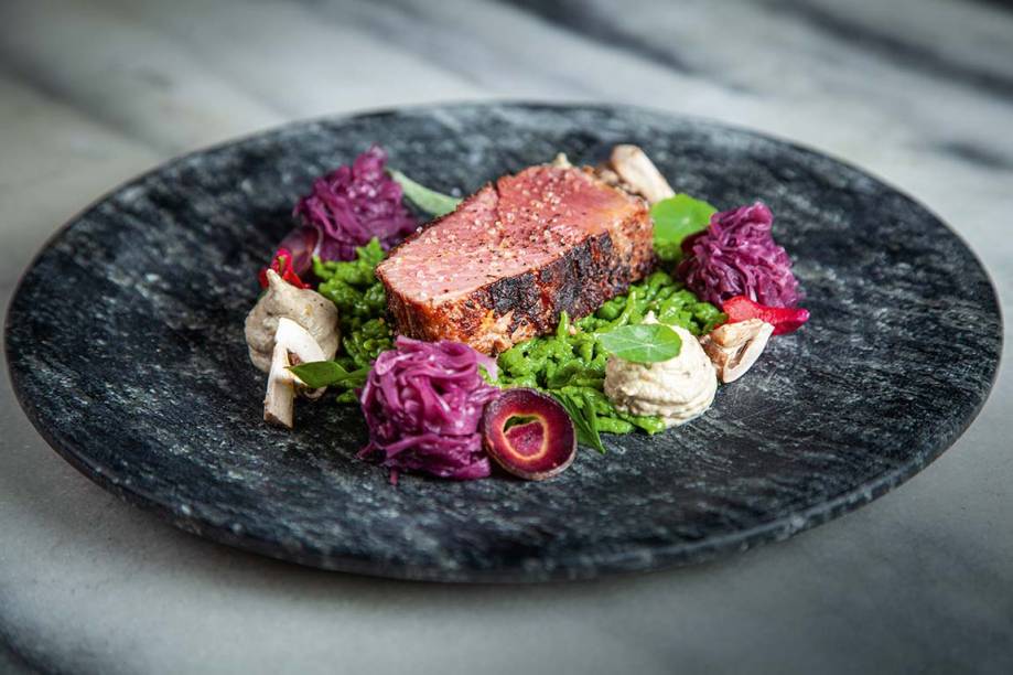 Peito bovino defumado com spaetzle Peito bovino defumado com spaetzle