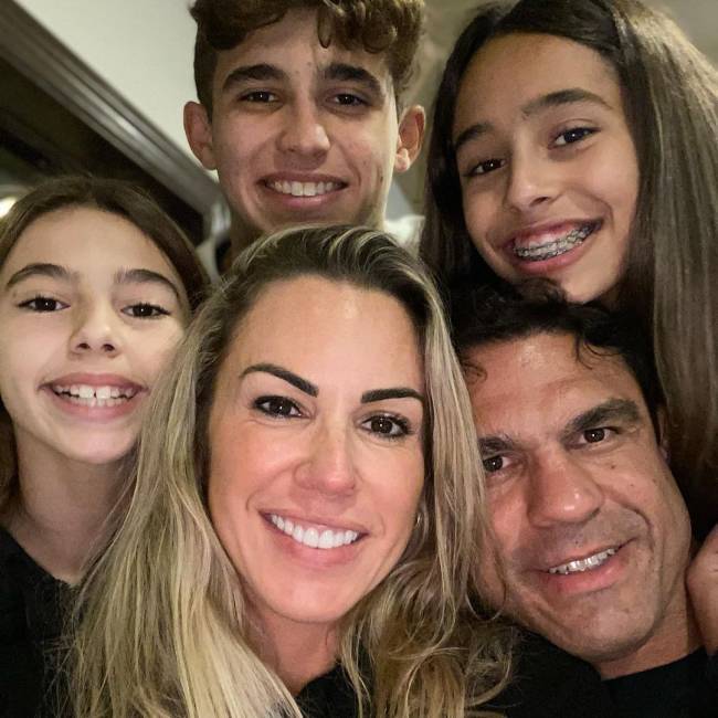 133466343_1888650647952004_6454673333770585949_n Joana e a família: vida de empresária nos Estados Unidos
