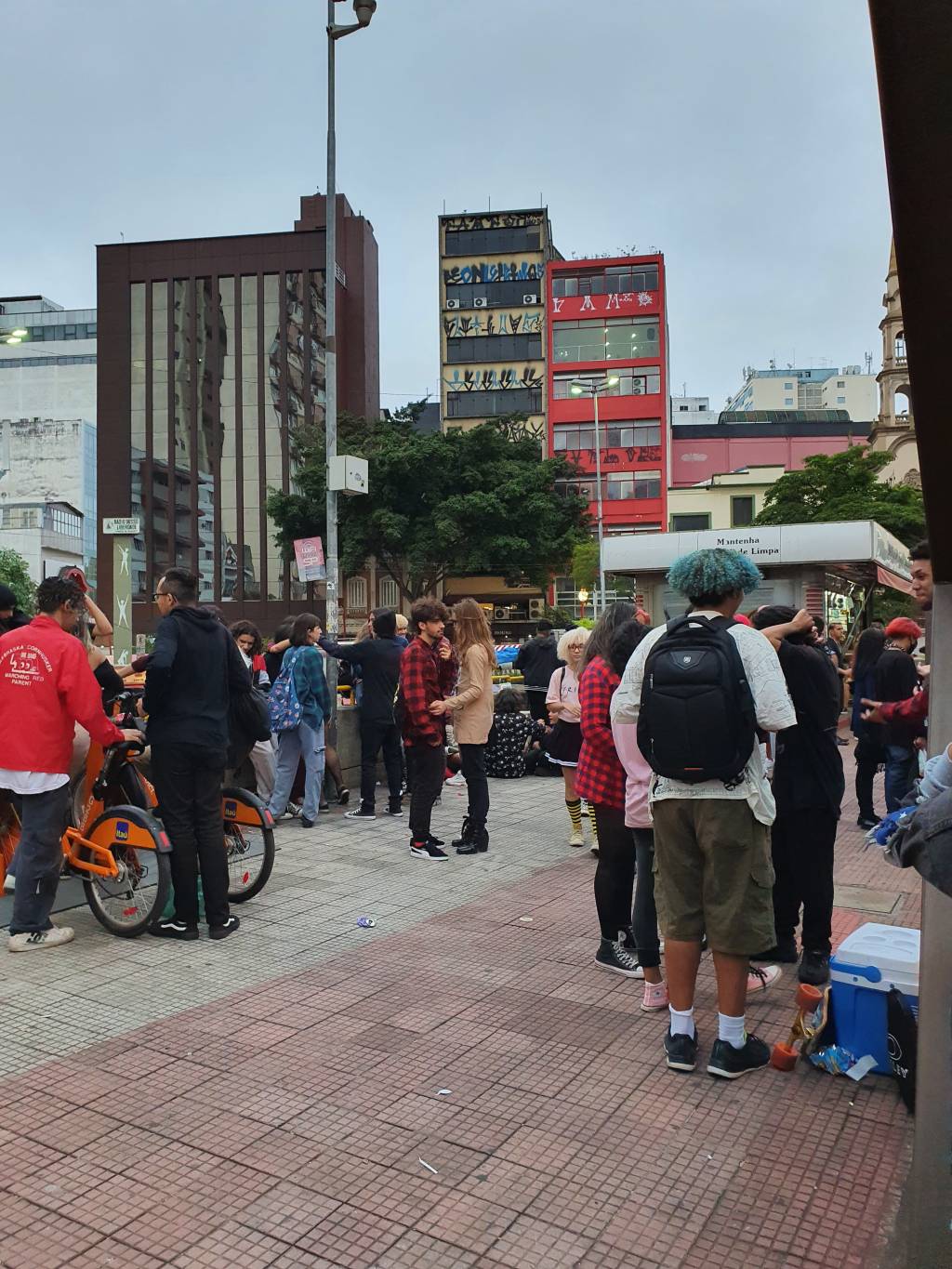 Otakus festejam e se aglomeram sem máscara na Praça da Liberdade