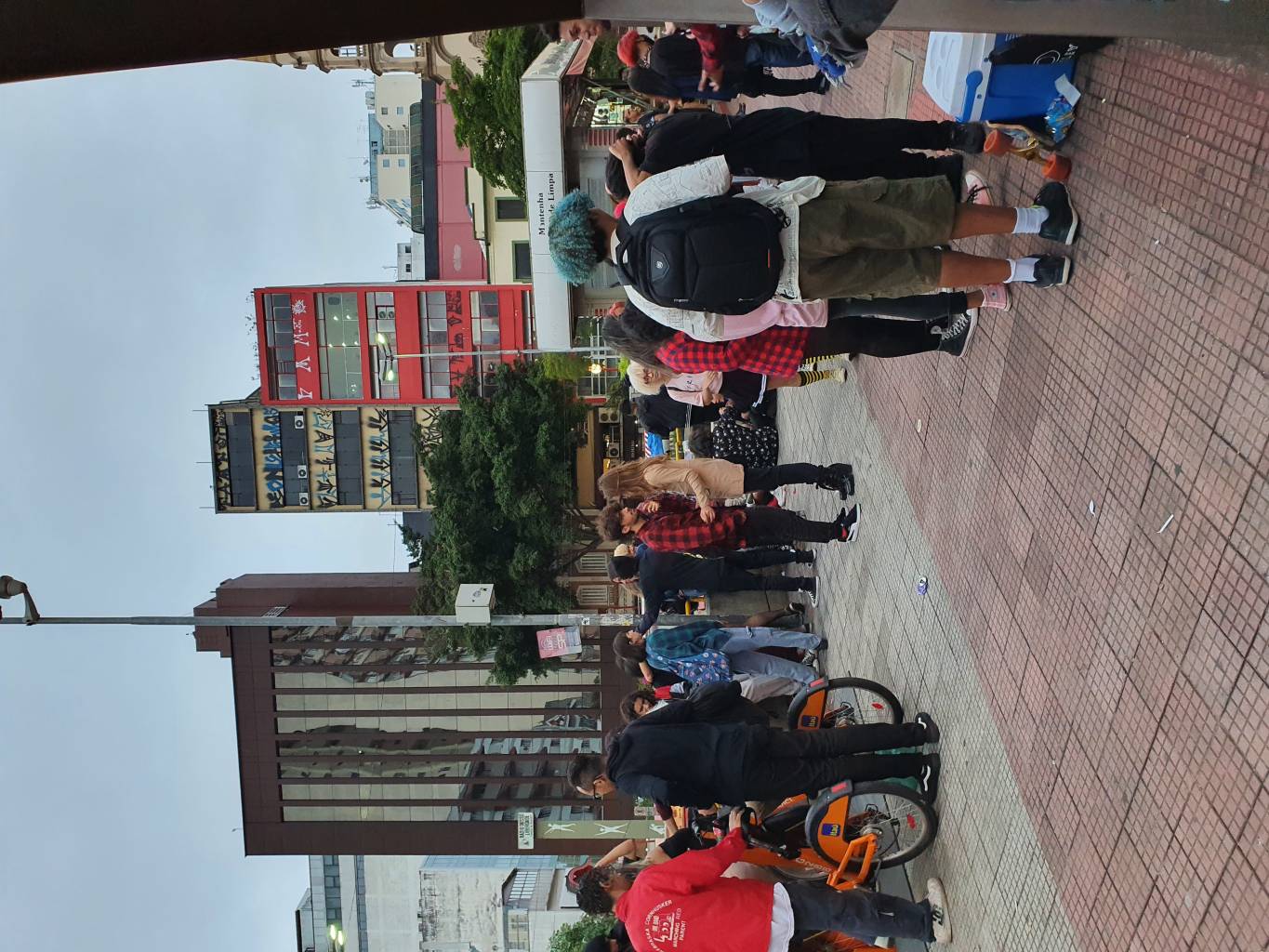 Otakus festejam e se aglomeram sem máscara na Praça da Liberdade