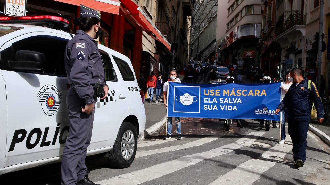 Vigilância Sanitária em ação de conscientizar para o uso de máscaras