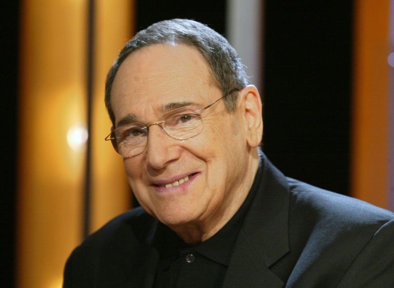 Imagem de Robert Hossein sorrindo