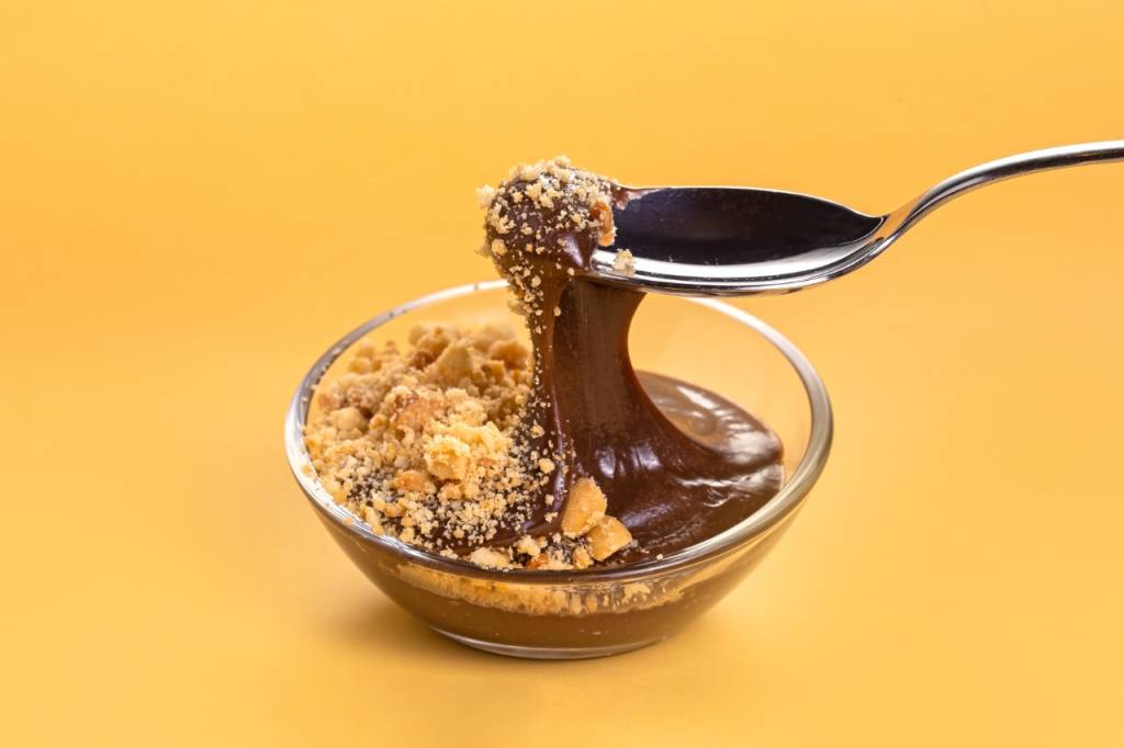 Brigadeiro de colher com cobertura de paçoca Prato do Nóix