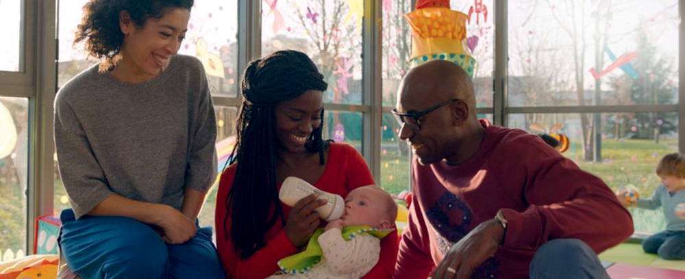 Três bons filmes sobre adoção no streaming para rir e se emocionar