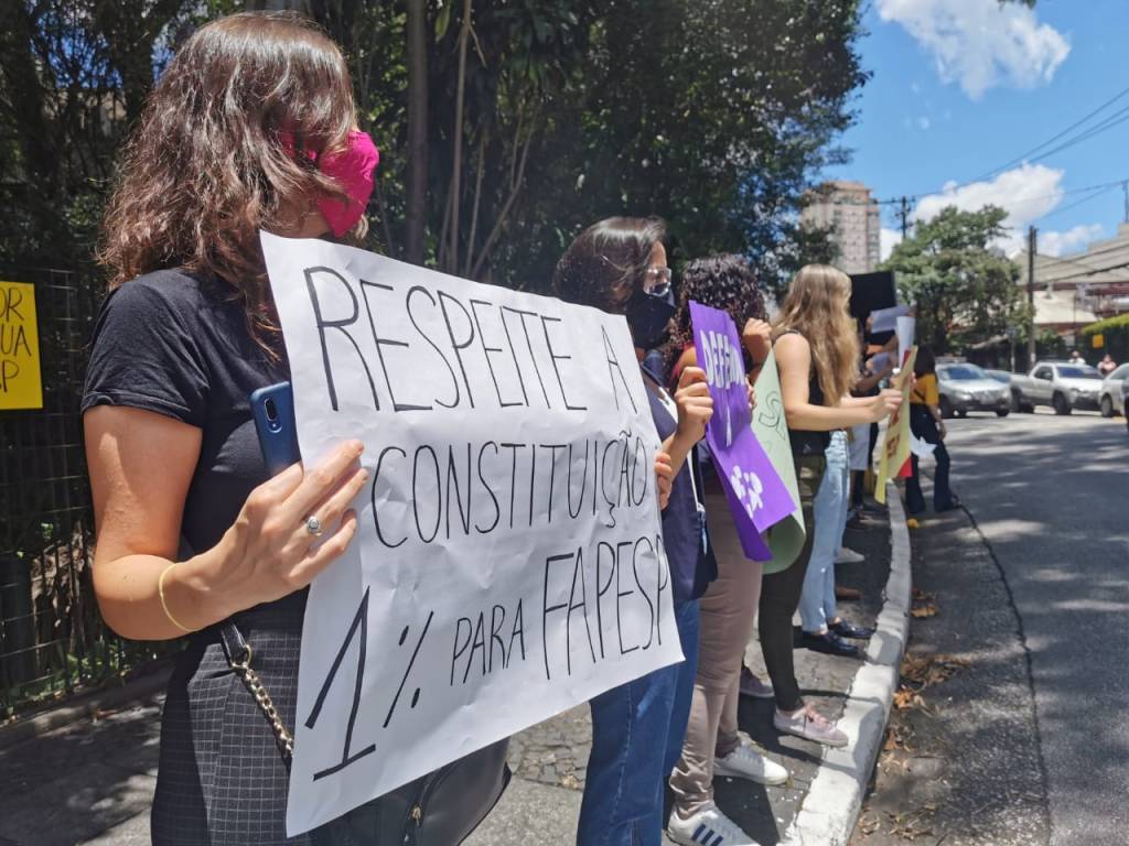 Fapesp pode perder R$ 454,6 milhões; pesquisadores fazem ato